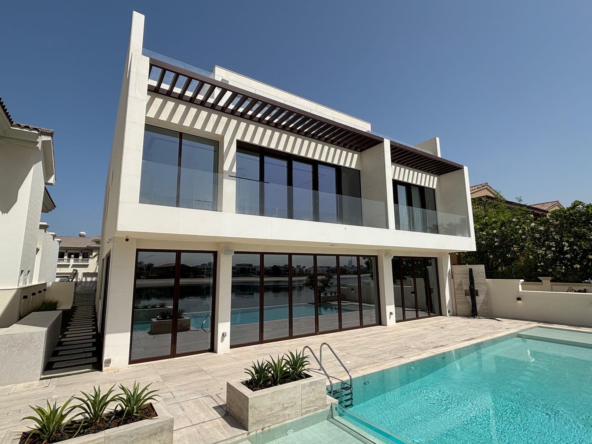 Palm Jumeirah — Luxury Apartment installation by Swiftrooms, image 9